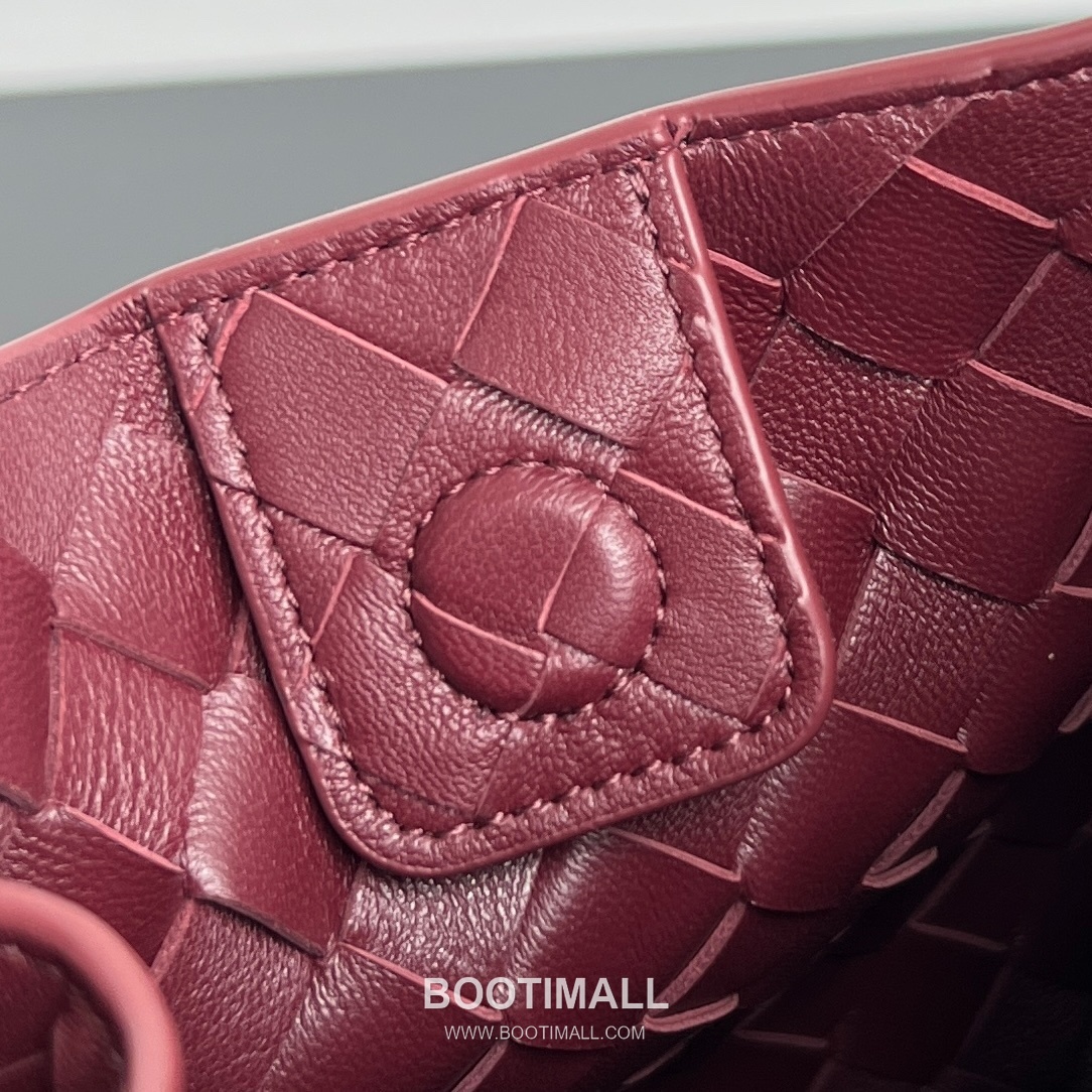 Bottega Veneta Andiamo Intrecciato Leather Parachute Shoulder Bag with Brass Knot Detail 보테가베네타 안디아모 인트레치아토 가죽 파라슈트 숄더백 황동 매듭 29.5cm 8