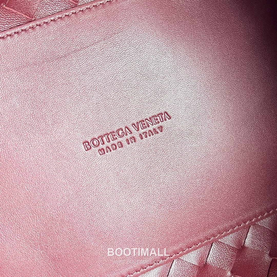 Bottega Veneta Andiamo Intrecciato Leather Parachute Shoulder Bag with Brass Knot Detail 보테가베네타 안디아모 인트레치아토 가죽 파라슈트 숄더백 황동 매듭 29.5cm 9