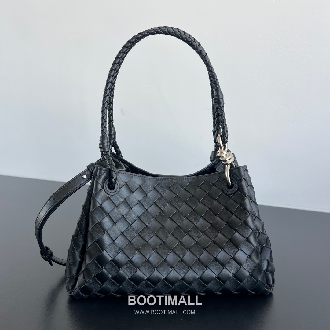 Bottega Veneta Andiamo Intrecciato Leather Parachute Shoulder Bag with Brass Knot Detail 보테가베네타 안디아모 인트레치아토 가죽 파라슈트 숄더백 황동 매듭 29.5cm 1