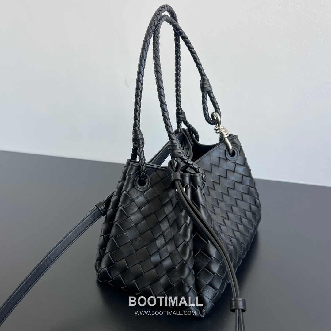 Bottega Veneta Andiamo Intrecciato Leather Parachute Shoulder Bag with Brass Knot Detail 보테가베네타 안디아모 인트레치아토 가죽 파라슈트 숄더백 황동 매듭 29.5cm 2