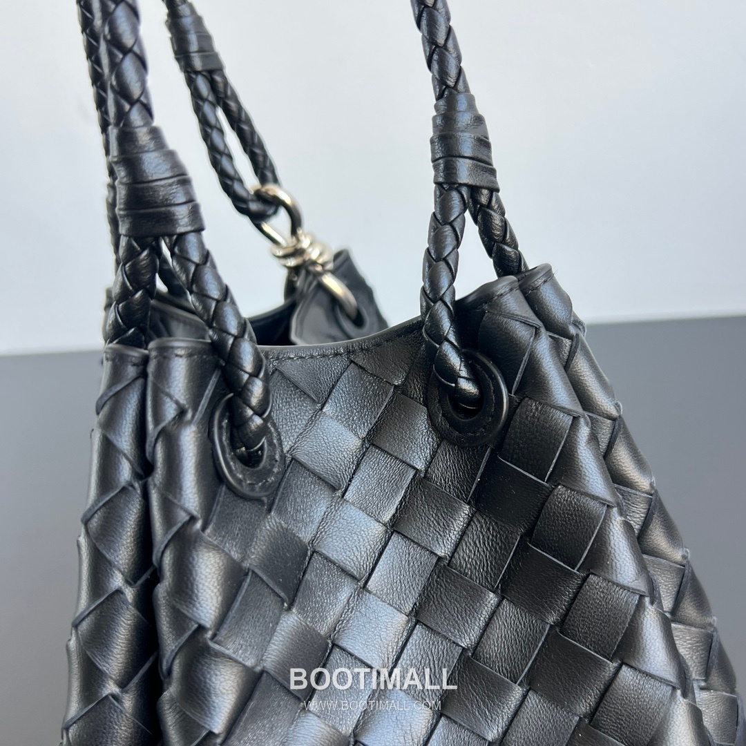 Bottega Veneta Andiamo Intrecciato Leather Parachute Shoulder Bag with Brass Knot Detail 보테가베네타 안디아모 인트레치아토 가죽 파라슈트 숄더백 황동 매듭 29.5cm 3