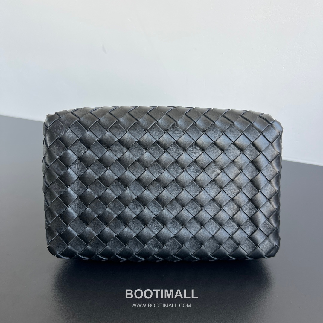 Bottega Veneta Andiamo Intrecciato Leather Parachute Shoulder Bag with Brass Knot Detail 보테가베네타 안디아모 인트레치아토 가죽 파라슈트 숄더백 황동 매듭 29.5cm 4