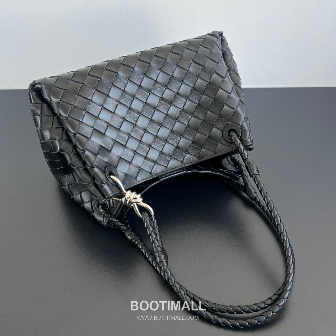 Bottega Veneta Andiamo Intrecciato Leather Parachute Shoulder Bag with Brass Knot Detail 보테가베네타 안디아모 인트레치아토 가죽 파라슈트 숄더백 황동 매듭 29.5cm 5