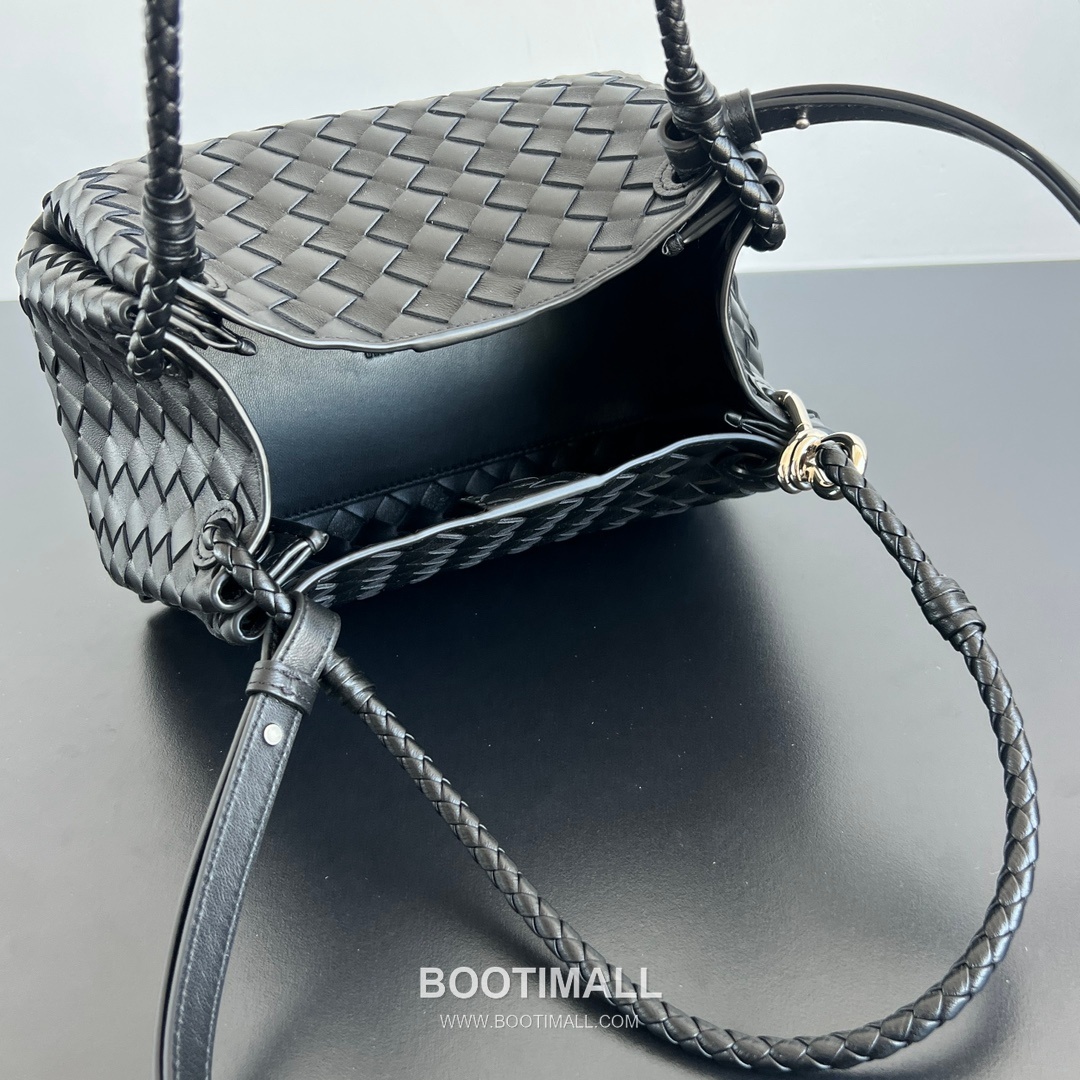 Bottega Veneta Andiamo Intrecciato Leather Parachute Shoulder Bag with Brass Knot Detail 보테가베네타 안디아모 인트레치아토 가죽 파라슈트 숄더백 황동 매듭 29.5cm 6