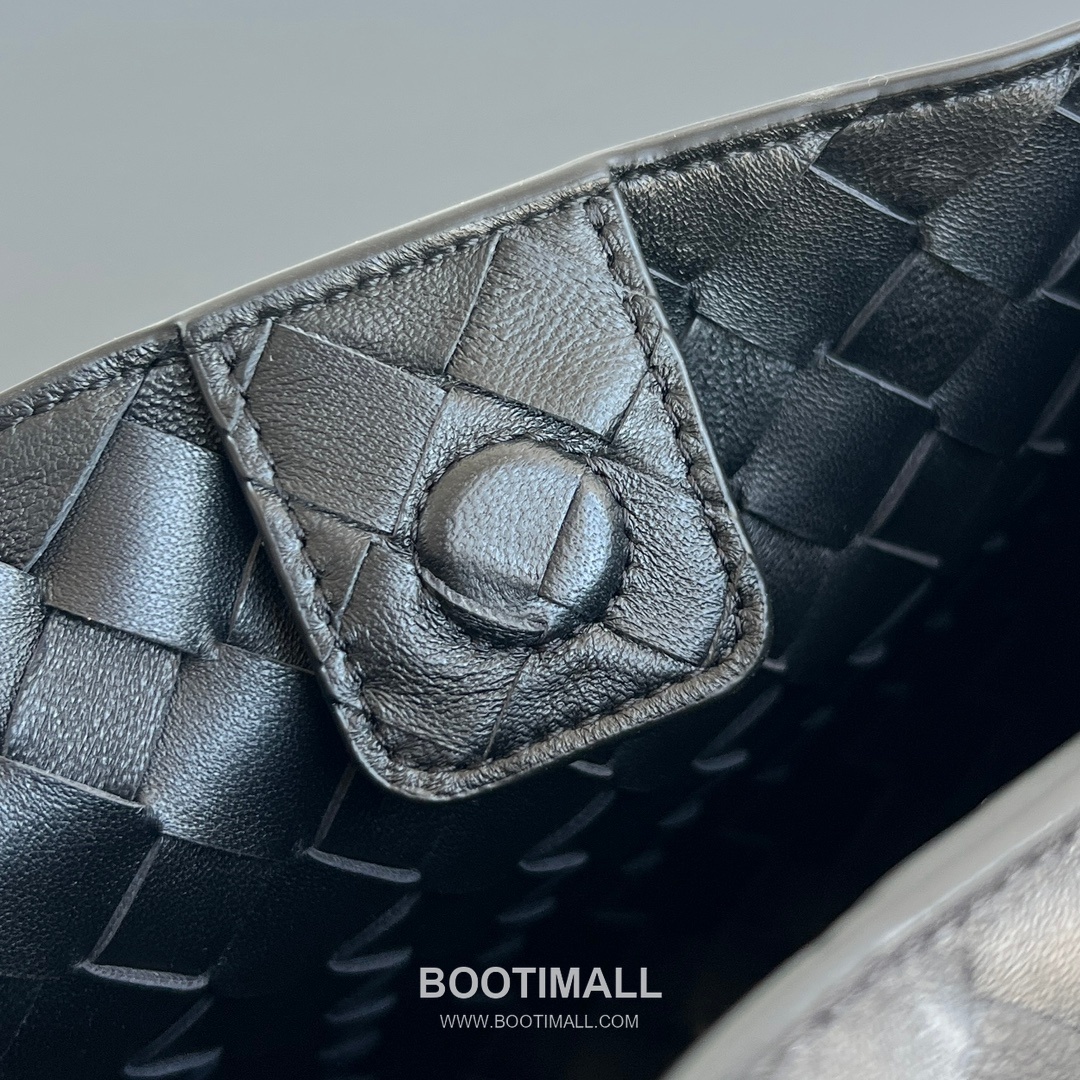 Bottega Veneta Andiamo Intrecciato Leather Parachute Shoulder Bag with Brass Knot Detail 보테가베네타 안디아모 인트레치아토 가죽 파라슈트 숄더백 황동 매듭 29.5cm 8