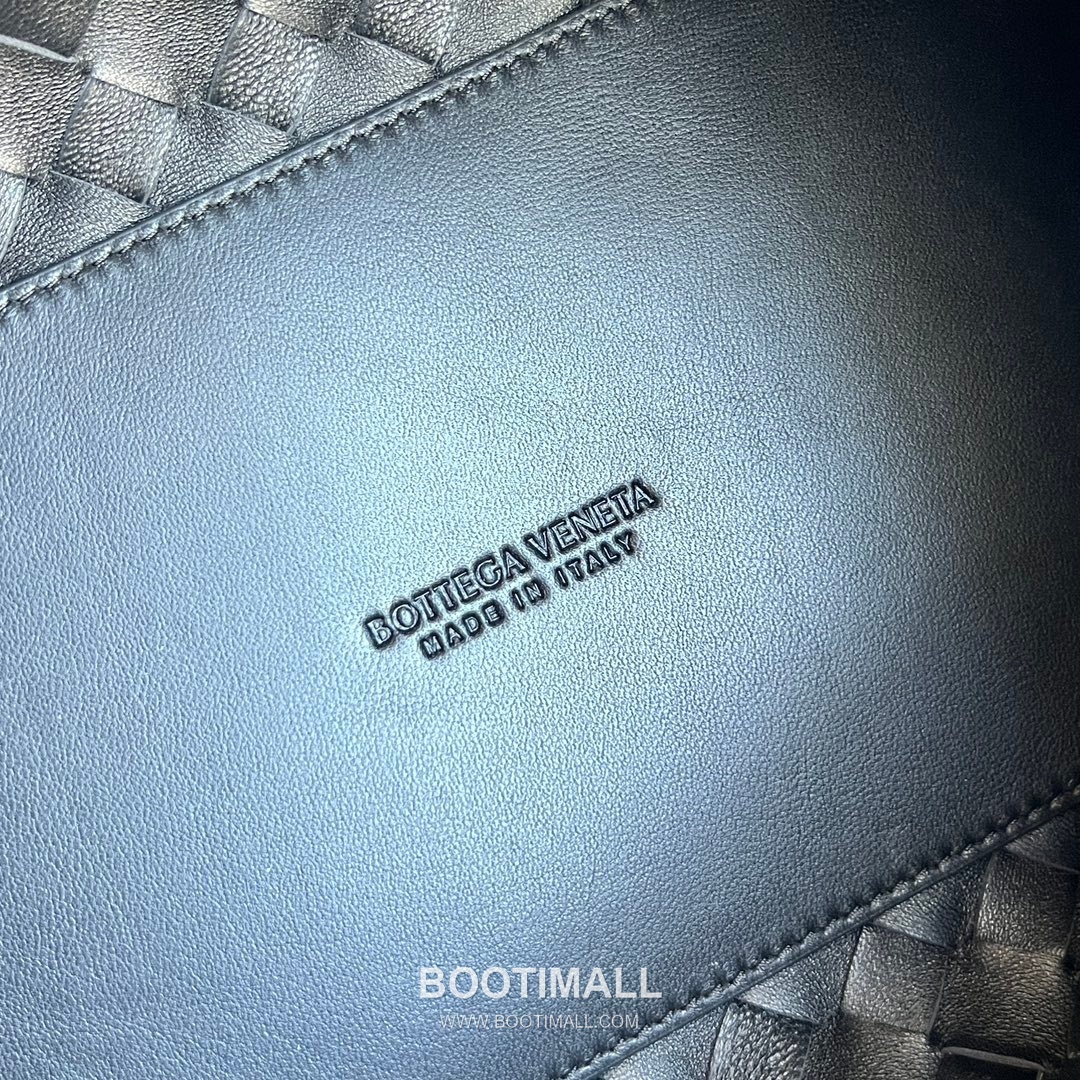 Bottega Veneta Andiamo Intrecciato Leather Parachute Shoulder Bag with Brass Knot Detail 보테가베네타 안디아모 인트레치아토 가죽 파라슈트 숄더백 황동 매듭 29.5cm 9