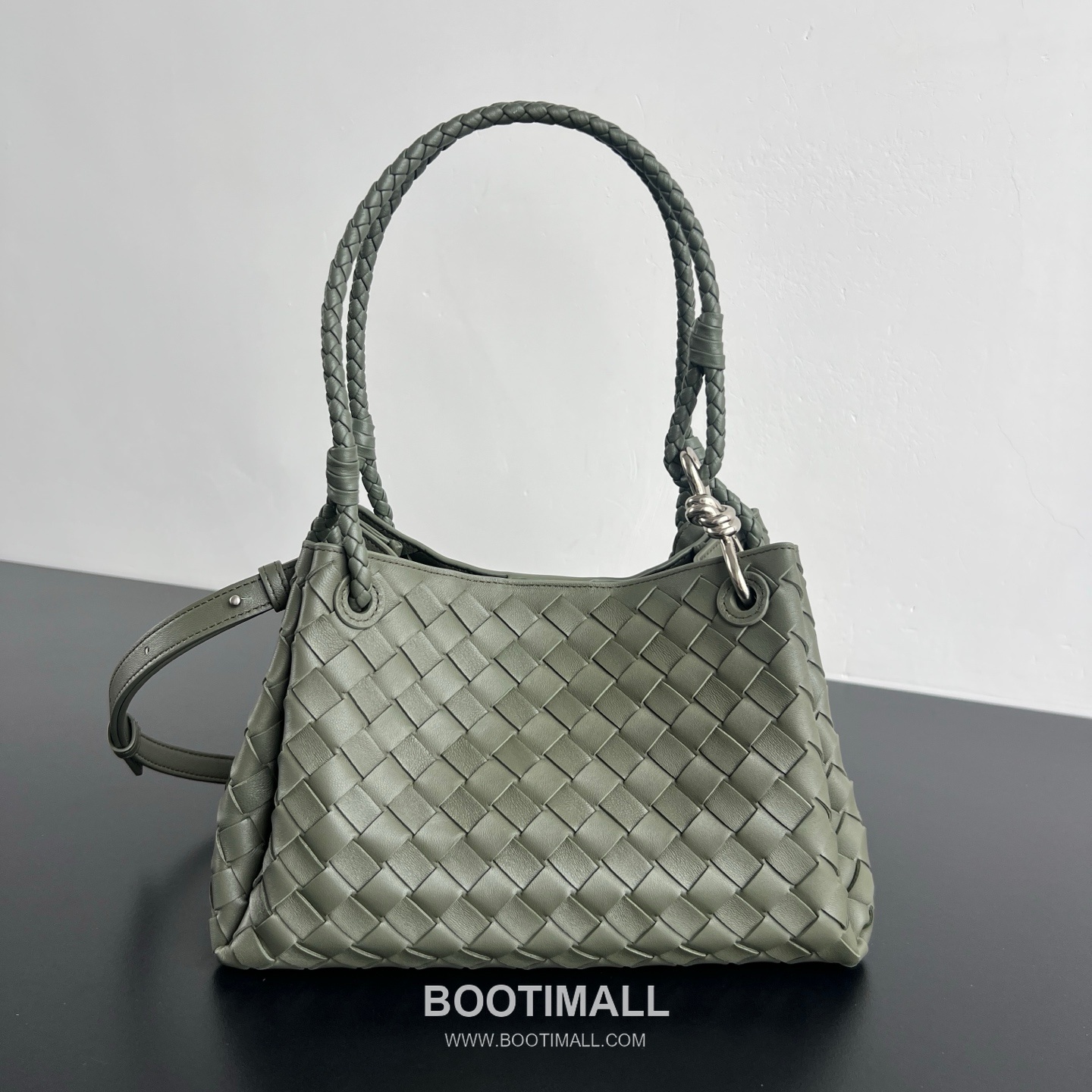 Bottega Veneta Andiamo Intrecciato Leather Parachute Shoulder Bag with Brass Knot Detail 보테가베네타 안디아모 인트레치아토 가죽 파라슈트 숄더백 황동 매듭 29.5cm 1