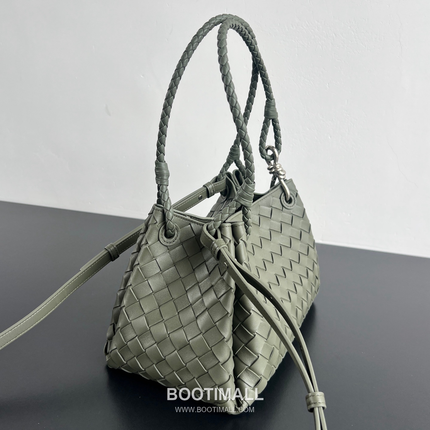 Bottega Veneta Andiamo Intrecciato Leather Parachute Shoulder Bag with Brass Knot Detail 보테가베네타 안디아모 인트레치아토 가죽 파라슈트 숄더백 황동 매듭 29.5cm 2