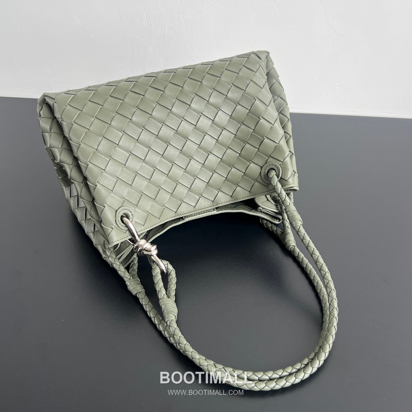 Bottega Veneta Andiamo Intrecciato Leather Parachute Shoulder Bag with Brass Knot Detail 보테가베네타 안디아모 인트레치아토 가죽 파라슈트 숄더백 황동 매듭 29.5cm 4