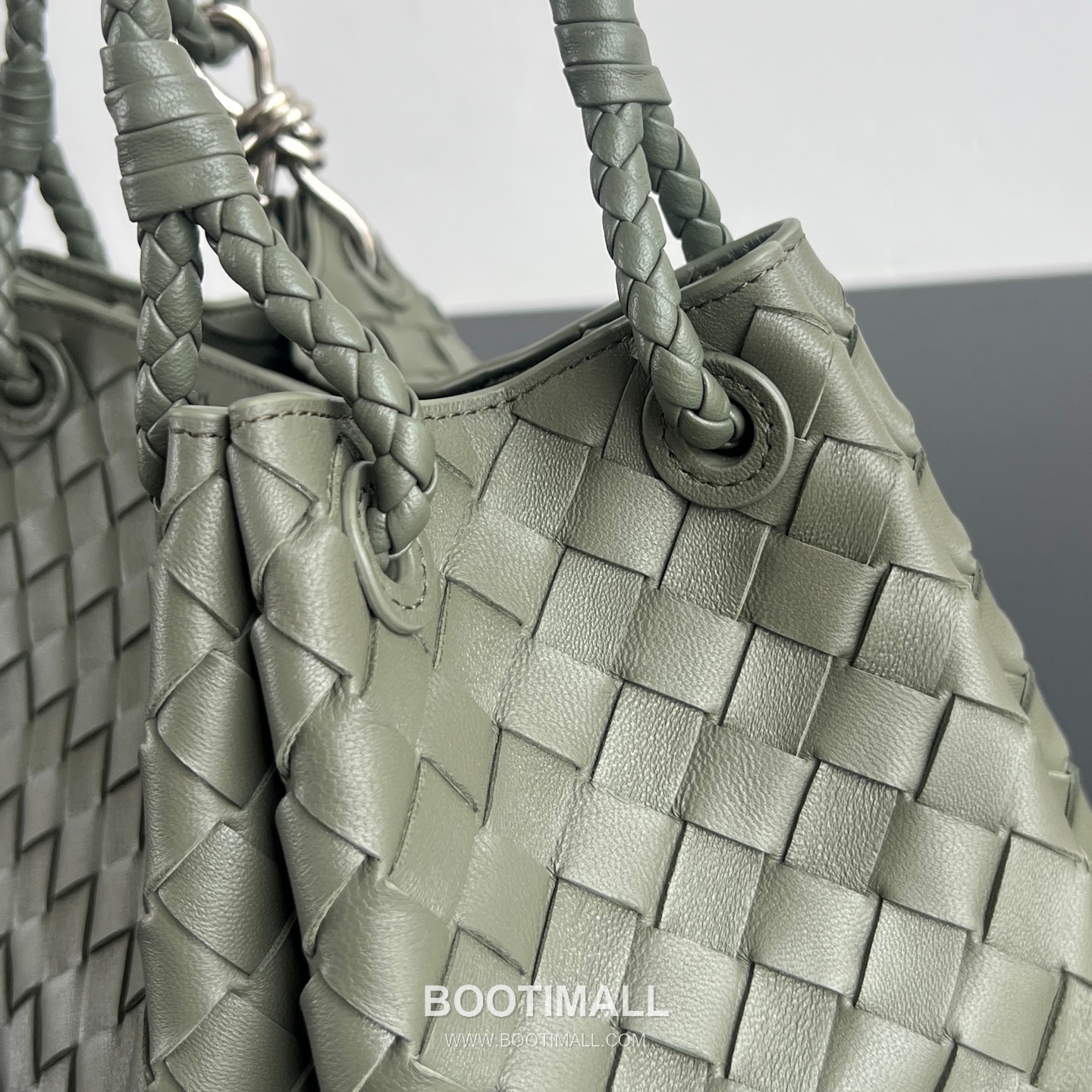 Bottega Veneta Andiamo Intrecciato Leather Parachute Shoulder Bag with Brass Knot Detail 보테가베네타 안디아모 인트레치아토 가죽 파라슈트 숄더백 황동 매듭 29.5cm 5