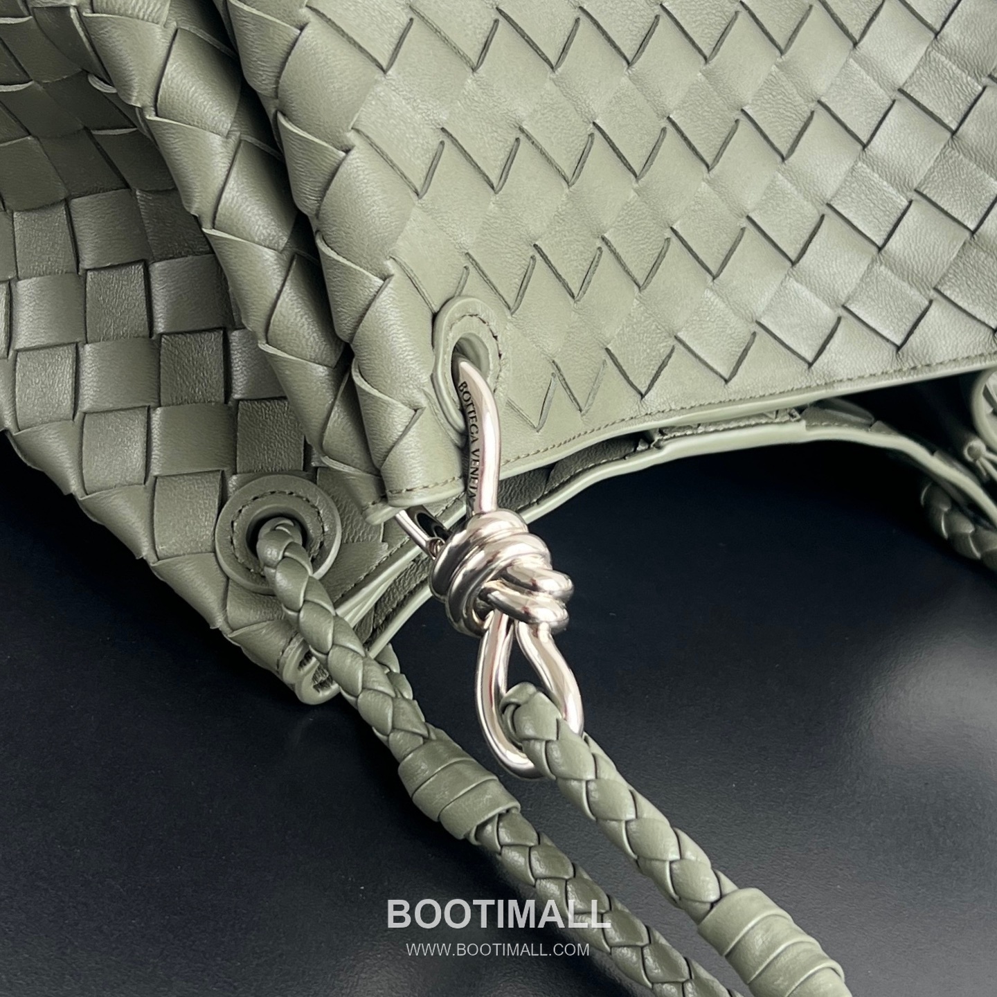 Bottega Veneta Andiamo Intrecciato Leather Parachute Shoulder Bag with Brass Knot Detail 보테가베네타 안디아모 인트레치아토 가죽 파라슈트 숄더백 황동 매듭 29.5cm 6