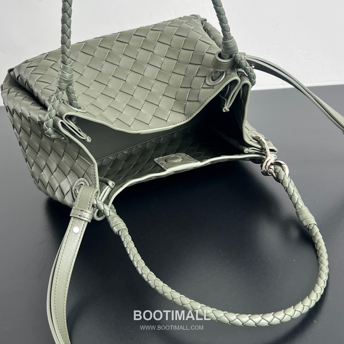 Bottega Veneta Andiamo Intrecciato Leather Parachute Shoulder Bag with Brass Knot Detail 보테가베네타 안디아모 인트레치아토 가죽 파라슈트 숄더백 황동 매듭 29.5cm 7