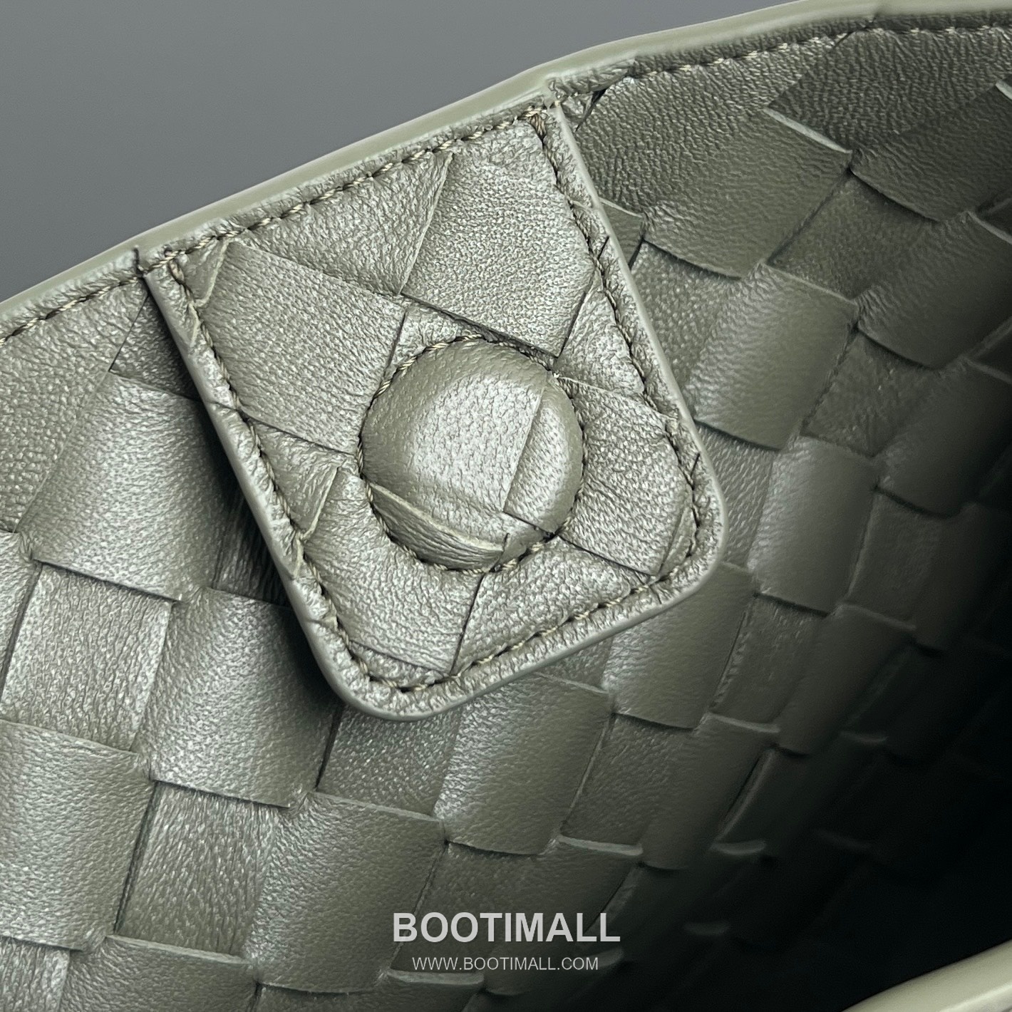 Bottega Veneta Andiamo Intrecciato Leather Parachute Shoulder Bag with Brass Knot Detail 보테가베네타 안디아모 인트레치아토 가죽 파라슈트 숄더백 황동 매듭 29.5cm 8