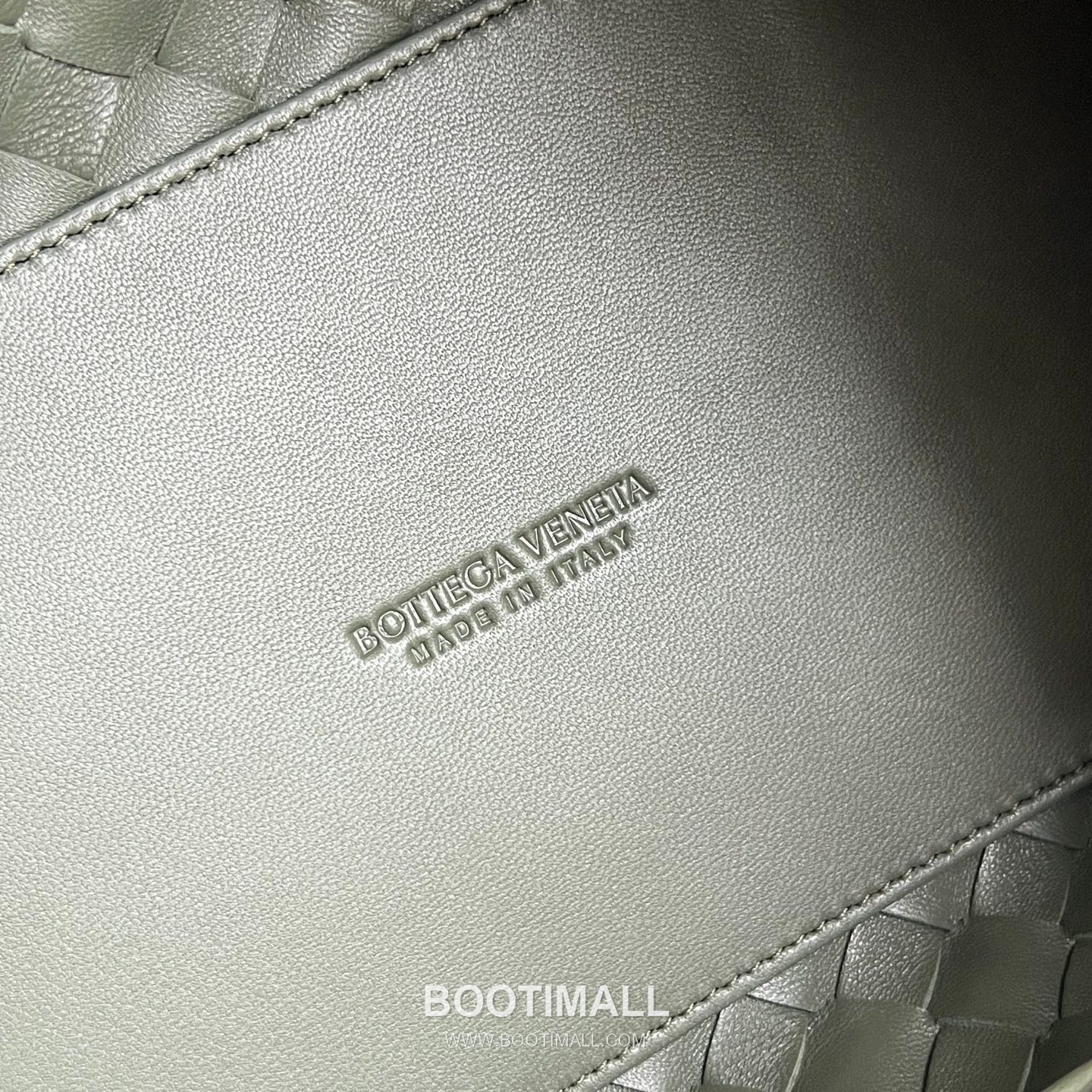 Bottega Veneta Andiamo Intrecciato Leather Parachute Shoulder Bag with Brass Knot Detail 보테가베네타 안디아모 인트레치아토 가죽 파라슈트 숄더백 황동 매듭 29.5cm 9