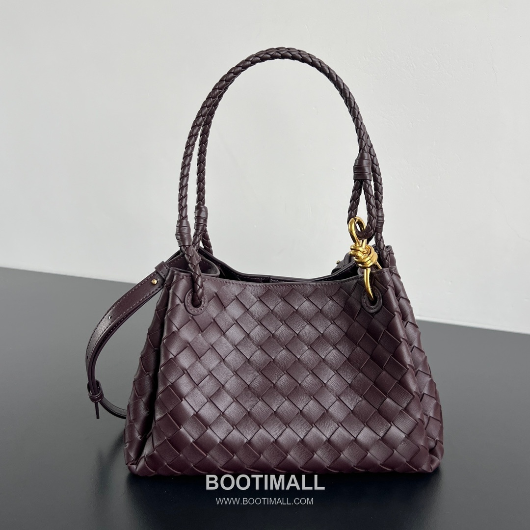 Bottega Veneta Andiamo Intrecciato Leather Parachute Shoulder Bag with Brass Knot Detail 보테가베네타 안디아모 인트레치아토 가죽 파라슈트 숄더백 황동 매듭 29.5cm 1