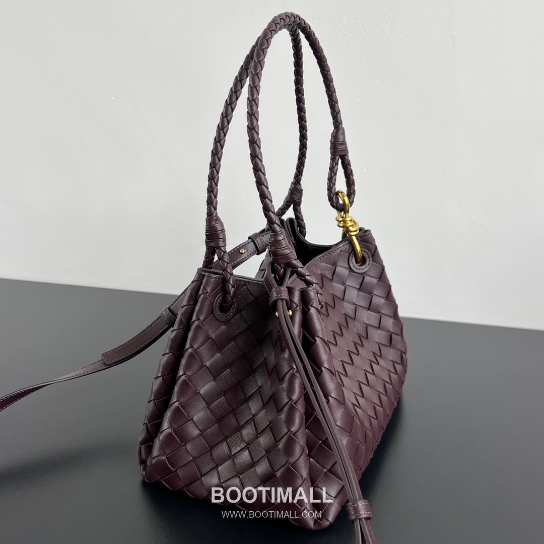 Bottega Veneta Andiamo Intrecciato Leather Parachute Shoulder Bag with Brass Knot Detail 보테가베네타 안디아모 인트레치아토 가죽 파라슈트 숄더백 황동 매듭 29.5cm 2