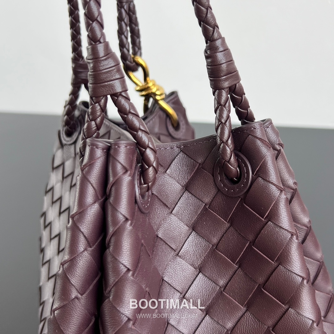 Bottega Veneta Andiamo Intrecciato Leather Parachute Shoulder Bag with Brass Knot Detail 보테가베네타 안디아모 인트레치아토 가죽 파라슈트 숄더백 황동 매듭 29.5cm 3
