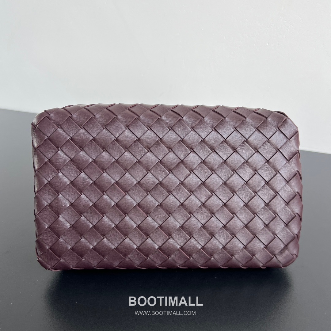 Bottega Veneta Andiamo Intrecciato Leather Parachute Shoulder Bag with Brass Knot Detail 보테가베네타 안디아모 인트레치아토 가죽 파라슈트 숄더백 황동 매듭 29.5cm 4