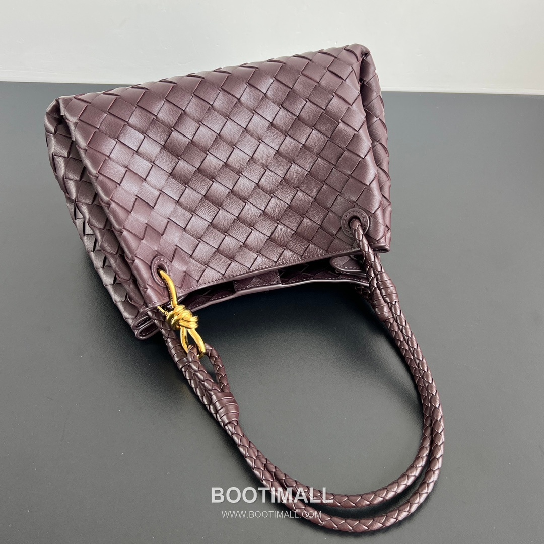 Bottega Veneta Andiamo Intrecciato Leather Parachute Shoulder Bag with Brass Knot Detail 보테가베네타 안디아모 인트레치아토 가죽 파라슈트 숄더백 황동 매듭 29.5cm 5