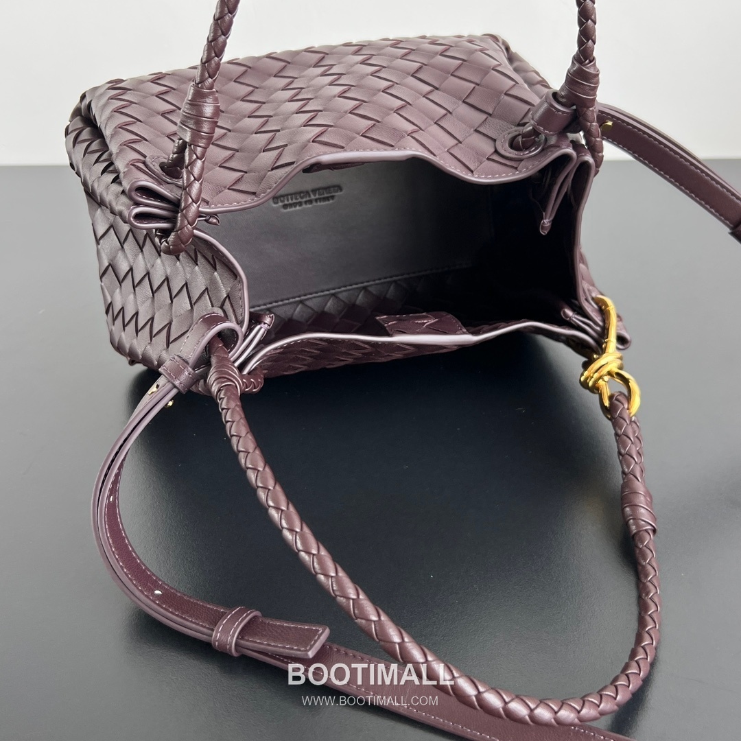 Bottega Veneta Andiamo Intrecciato Leather Parachute Shoulder Bag with Brass Knot Detail 보테가베네타 안디아모 인트레치아토 가죽 파라슈트 숄더백 황동 매듭 29.5cm 7