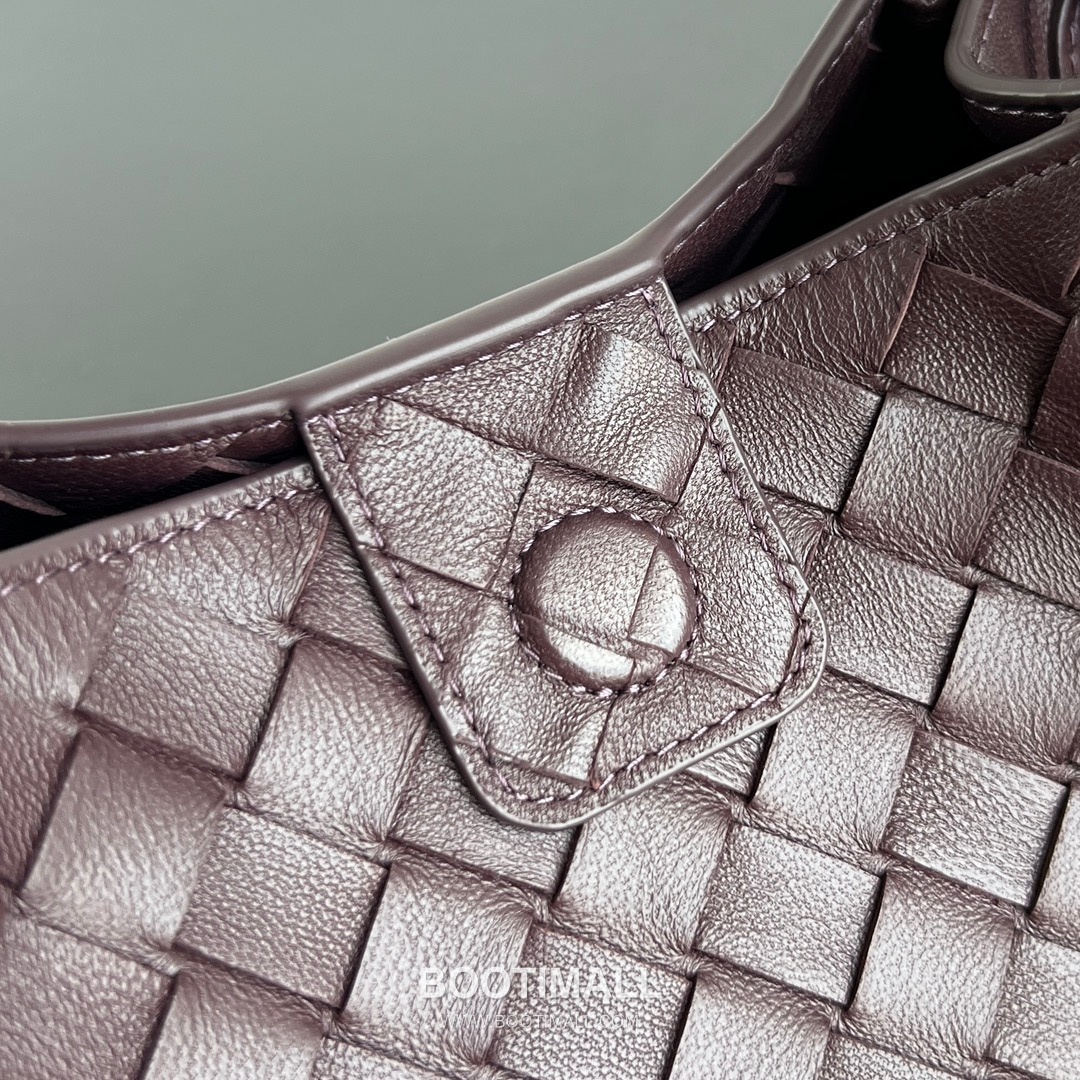 Bottega Veneta Andiamo Intrecciato Leather Parachute Shoulder Bag with Brass Knot Detail 보테가베네타 안디아모 인트레치아토 가죽 파라슈트 숄더백 황동 매듭 29.5cm 8