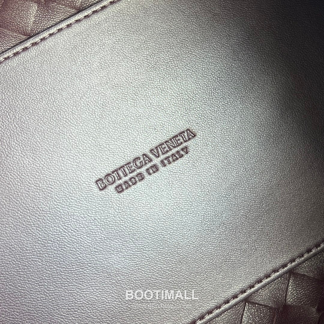 Bottega Veneta Andiamo Intrecciato Leather Parachute Shoulder Bag with Brass Knot Detail 보테가베네타 안디아모 인트레치아토 가죽 파라슈트 숄더백 황동 매듭 29.5cm 9