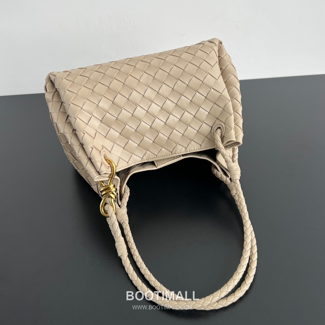 Bottega Veneta Andiamo Intrecciato Leather Parachute Shoulder Bag with Brass Knot Detail 보테가베네타 안디아모 인트레치아토 가죽 파라슈트 숄더백 황동 매듭 29.5cm 2