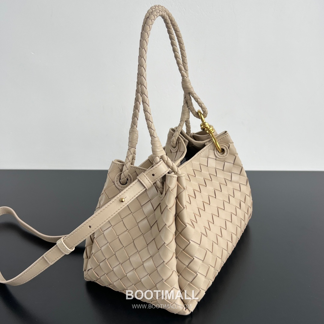 Bottega Veneta Andiamo Intrecciato Leather Parachute Shoulder Bag with Brass Knot Detail 보테가베네타 안디아모 인트레치아토 가죽 파라슈트 숄더백 황동 매듭 29.5cm 3