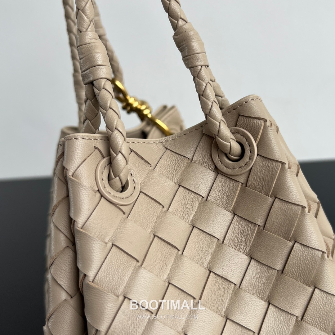 Bottega Veneta Andiamo Intrecciato Leather Parachute Shoulder Bag with Brass Knot Detail 보테가베네타 안디아모 인트레치아토 가죽 파라슈트 숄더백 황동 매듭 29.5cm 5