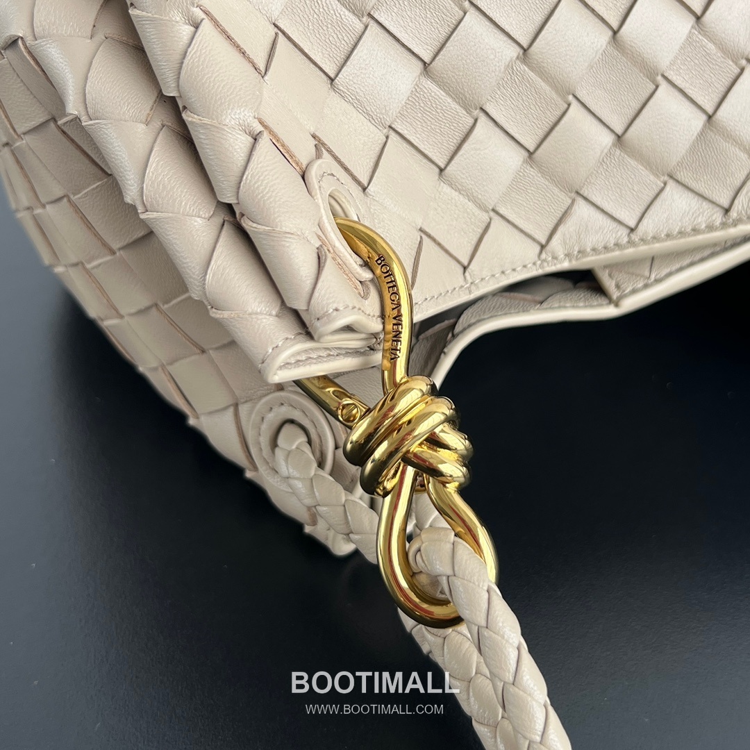 Bottega Veneta Andiamo Intrecciato Leather Parachute Shoulder Bag with Brass Knot Detail 보테가베네타 안디아모 인트레치아토 가죽 파라슈트 숄더백 황동 매듭 29.5cm 6