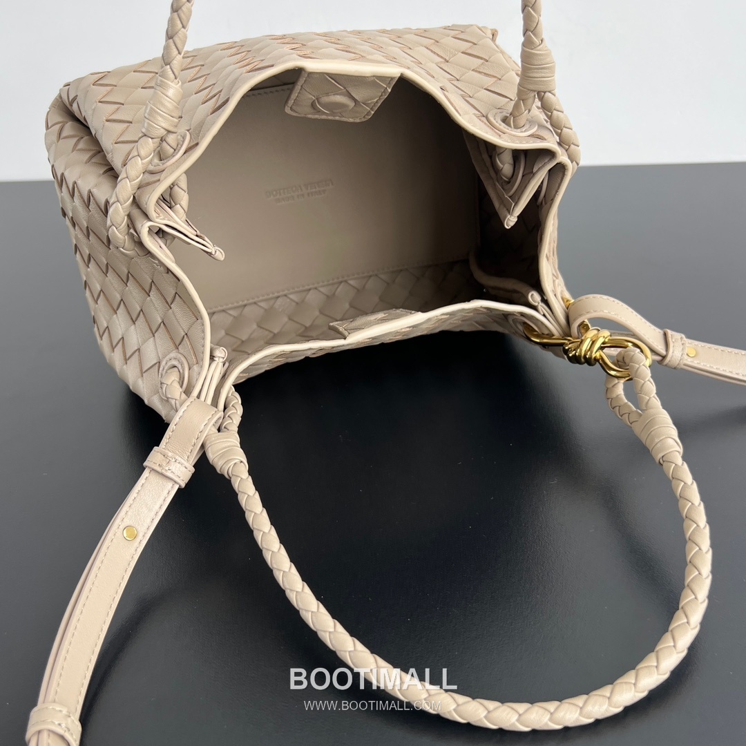 Bottega Veneta Andiamo Intrecciato Leather Parachute Shoulder Bag with Brass Knot Detail 보테가베네타 안디아모 인트레치아토 가죽 파라슈트 숄더백 황동 매듭 29.5cm 7