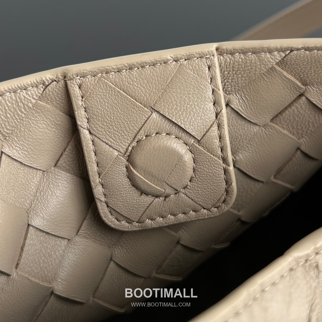 Bottega Veneta Andiamo Intrecciato Leather Parachute Shoulder Bag with Brass Knot Detail 보테가베네타 안디아모 인트레치아토 가죽 파라슈트 숄더백 황동 매듭 29.5cm 8