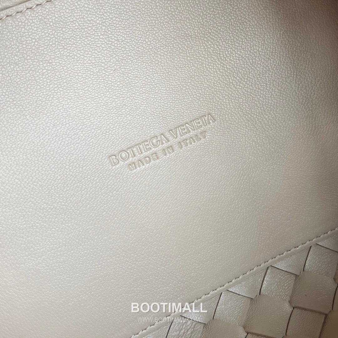 Bottega Veneta Andiamo Intrecciato Leather Parachute Shoulder Bag with Brass Knot Detail 보테가베네타 안디아모 인트레치아토 가죽 파라슈트 숄더백 황동 매듭 29.5cm 9