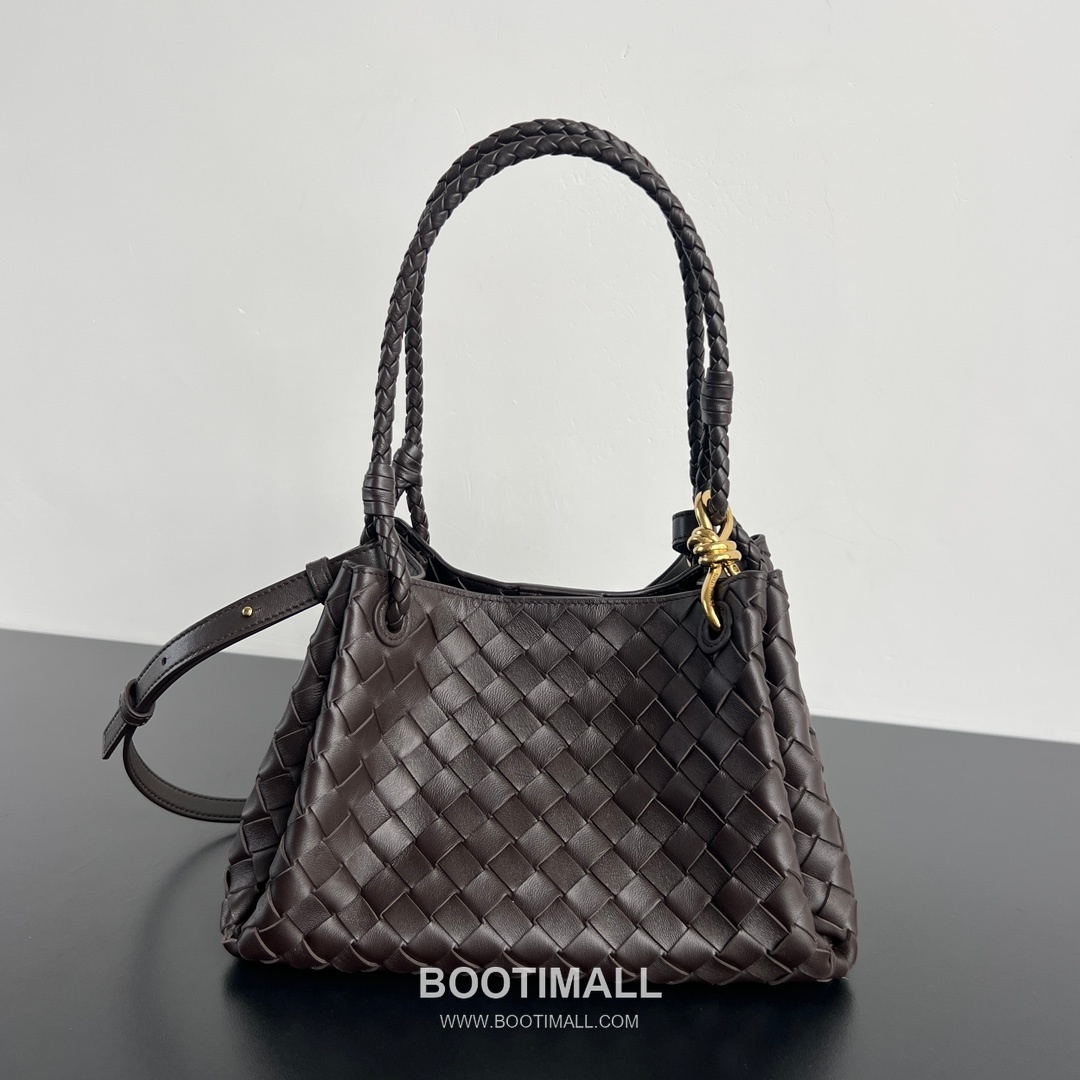 Bottega Veneta Andiamo Intrecciato Leather Parachute Shoulder Bag with Brass Knot Detail 보테가베네타 안디아모 인트레치아토 가죽 파라슈트 숄더백 황동 매듭 29.5cm 1