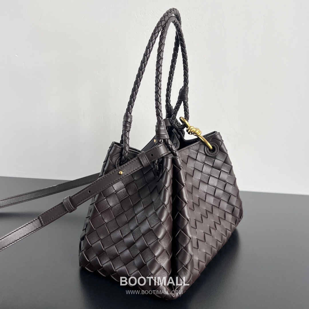 Bottega Veneta Andiamo Intrecciato Leather Parachute Shoulder Bag with Brass Knot Detail 보테가베네타 안디아모 인트레치아토 가죽 파라슈트 숄더백 황동 매듭 29.5cm 2