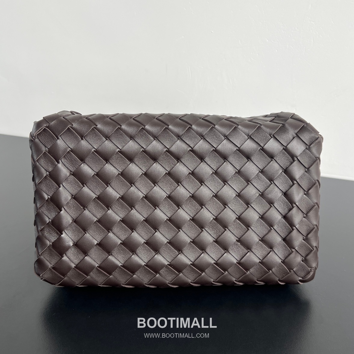 Bottega Veneta Andiamo Intrecciato Leather Parachute Shoulder Bag with Brass Knot Detail 보테가베네타 안디아모 인트레치아토 가죽 파라슈트 숄더백 황동 매듭 29.5cm 3