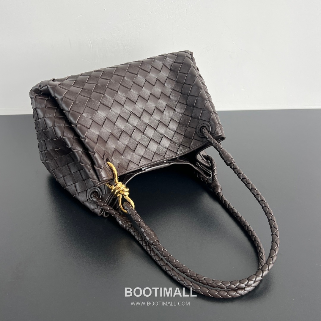 Bottega Veneta Andiamo Intrecciato Leather Parachute Shoulder Bag with Brass Knot Detail 보테가베네타 안디아모 인트레치아토 가죽 파라슈트 숄더백 황동 매듭 29.5cm 4