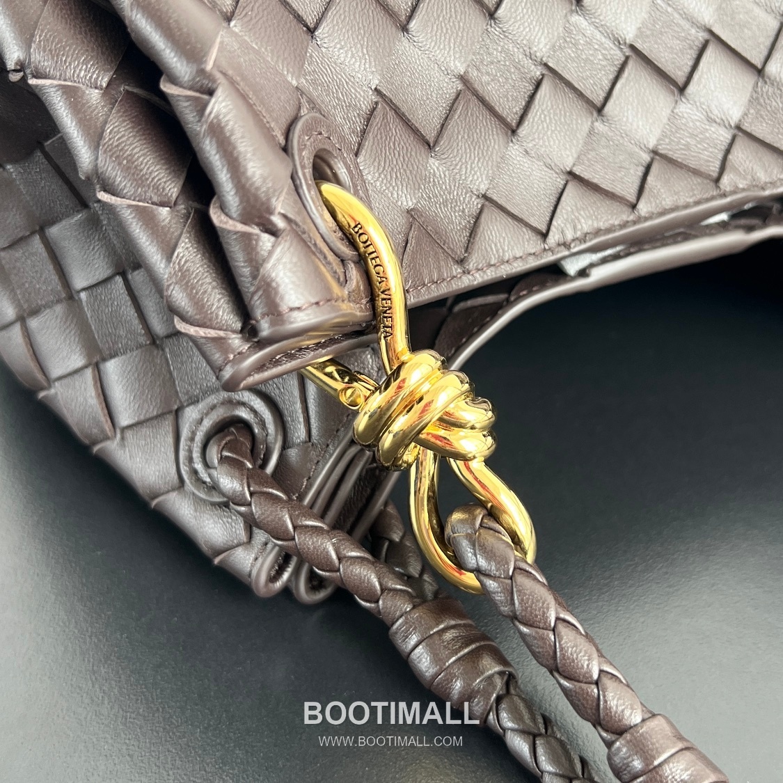 Bottega Veneta Andiamo Intrecciato Leather Parachute Shoulder Bag with Brass Knot Detail 보테가베네타 안디아모 인트레치아토 가죽 파라슈트 숄더백 황동 매듭 29.5cm 5