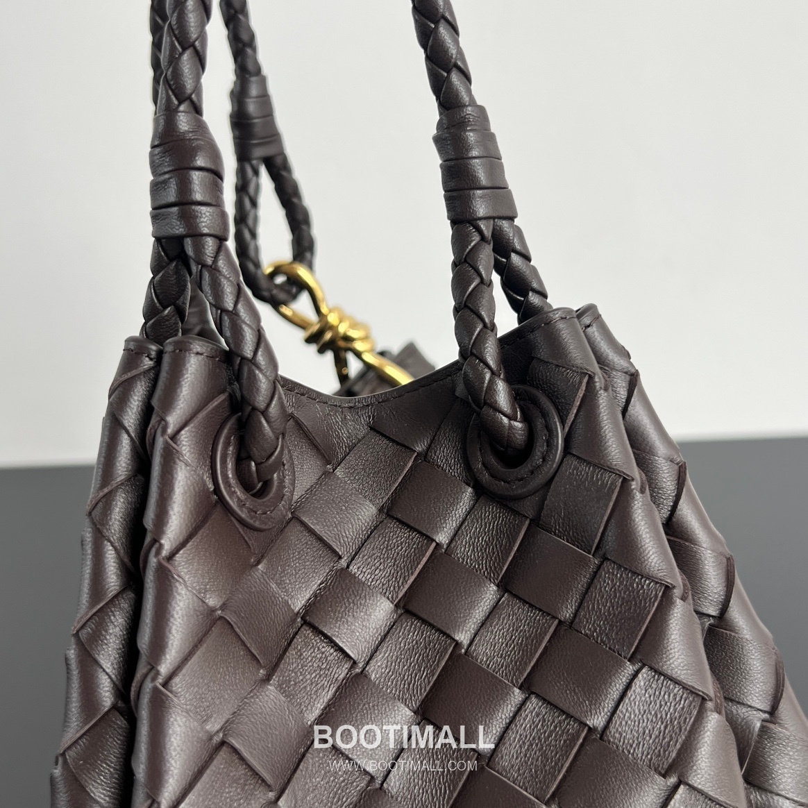 Bottega Veneta Andiamo Intrecciato Leather Parachute Shoulder Bag with Brass Knot Detail 보테가베네타 안디아모 인트레치아토 가죽 파라슈트 숄더백 황동 매듭 29.5cm 6