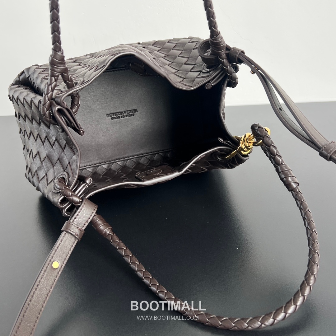 Bottega Veneta Andiamo Intrecciato Leather Parachute Shoulder Bag with Brass Knot Detail 보테가베네타 안디아모 인트레치아토 가죽 파라슈트 숄더백 황동 매듭 29.5cm 7