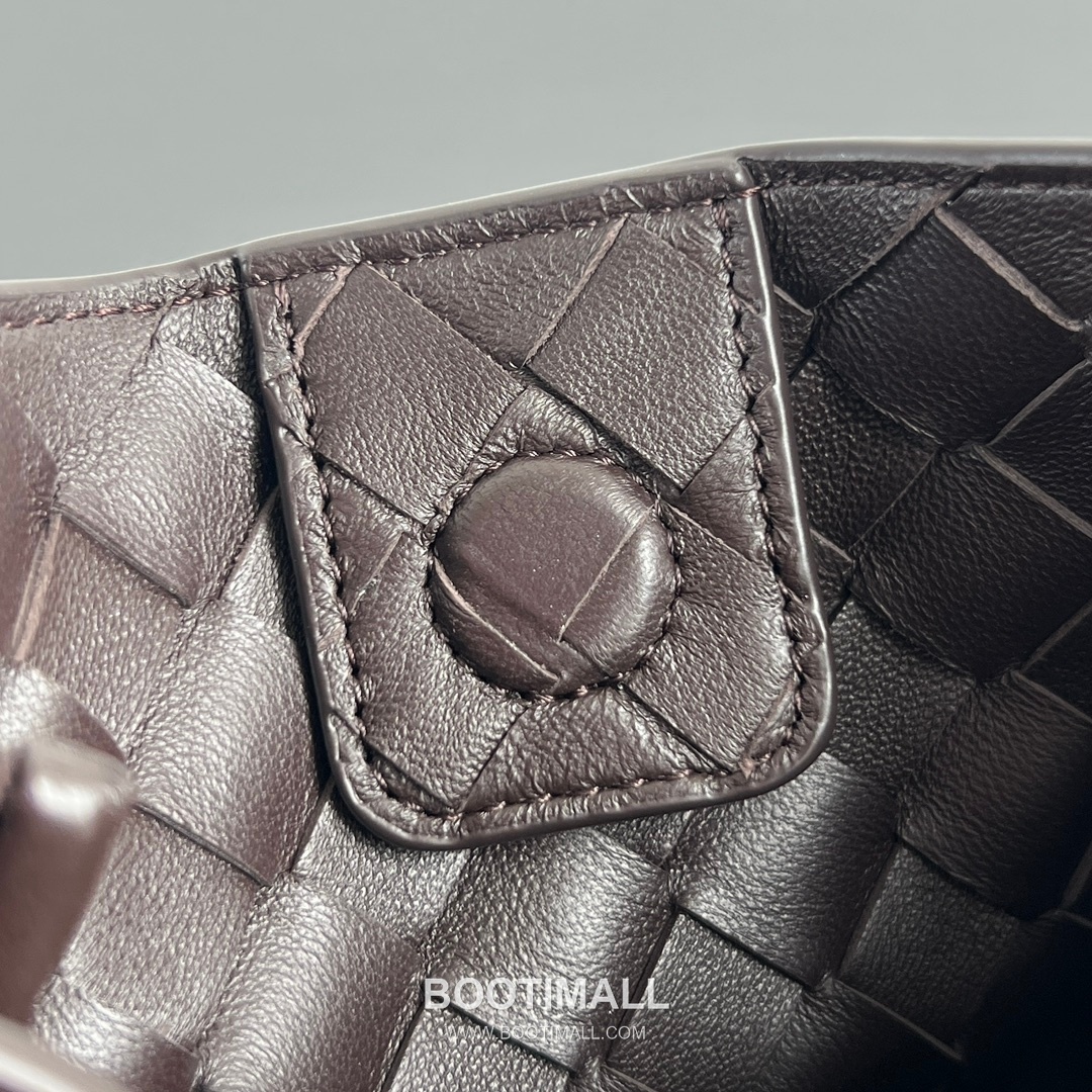 Bottega Veneta Andiamo Intrecciato Leather Parachute Shoulder Bag with Brass Knot Detail 보테가베네타 안디아모 인트레치아토 가죽 파라슈트 숄더백 황동 매듭 29.5cm 8