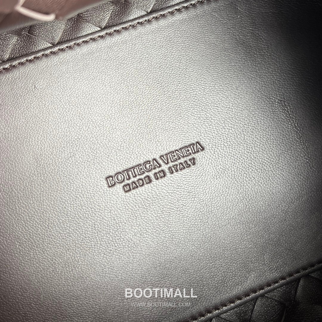 Bottega Veneta Andiamo Intrecciato Leather Parachute Shoulder Bag with Brass Knot Detail 보테가베네타 안디아모 인트레치아토 가죽 파라슈트 숄더백 황동 매듭 29.5cm 9
