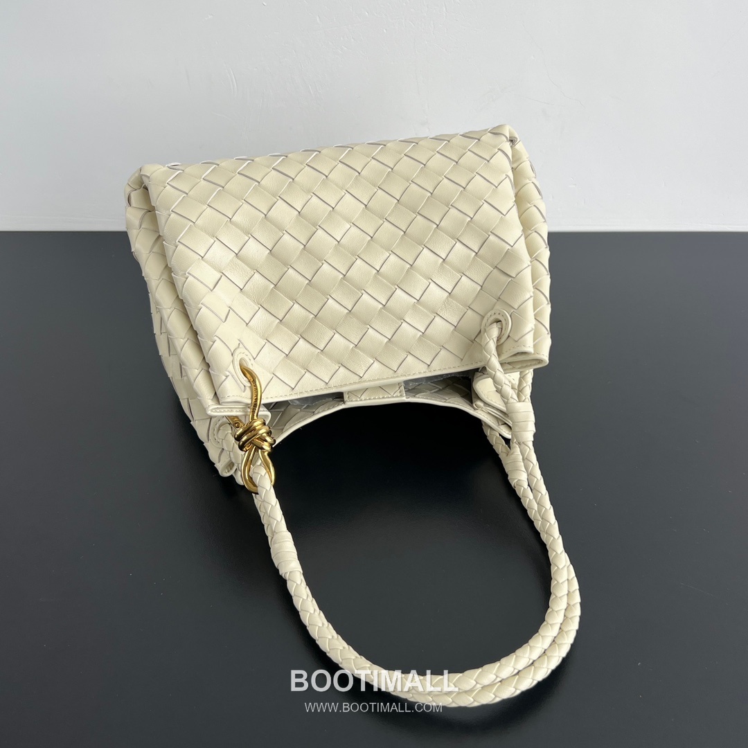 Bottega Veneta Andiamo Intrecciato Leather Parachute Shoulder Bag with Brass Knot Detail 보테가베네타 안디아모 인트레치아토 가죽 파라슈트 숄더백 황동 매듭 29.5cm 2