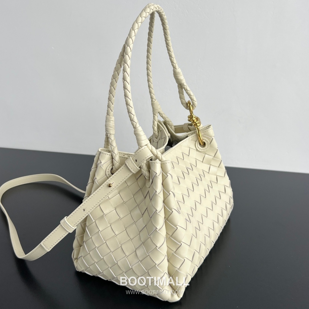 Bottega Veneta Andiamo Intrecciato Leather Parachute Shoulder Bag with Brass Knot Detail 보테가베네타 안디아모 인트레치아토 가죽 파라슈트 숄더백 황동 매듭 29.5cm 3