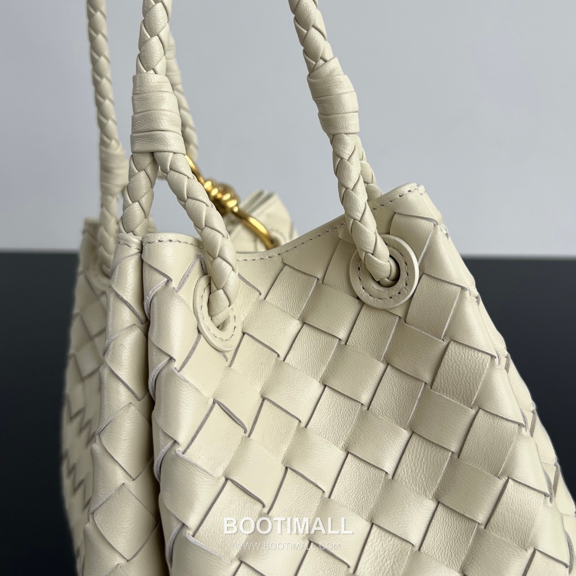 Bottega Veneta Andiamo Intrecciato Leather Parachute Shoulder Bag with Brass Knot Detail 보테가베네타 안디아모 인트레치아토 가죽 파라슈트 숄더백 황동 매듭 29.5cm 6