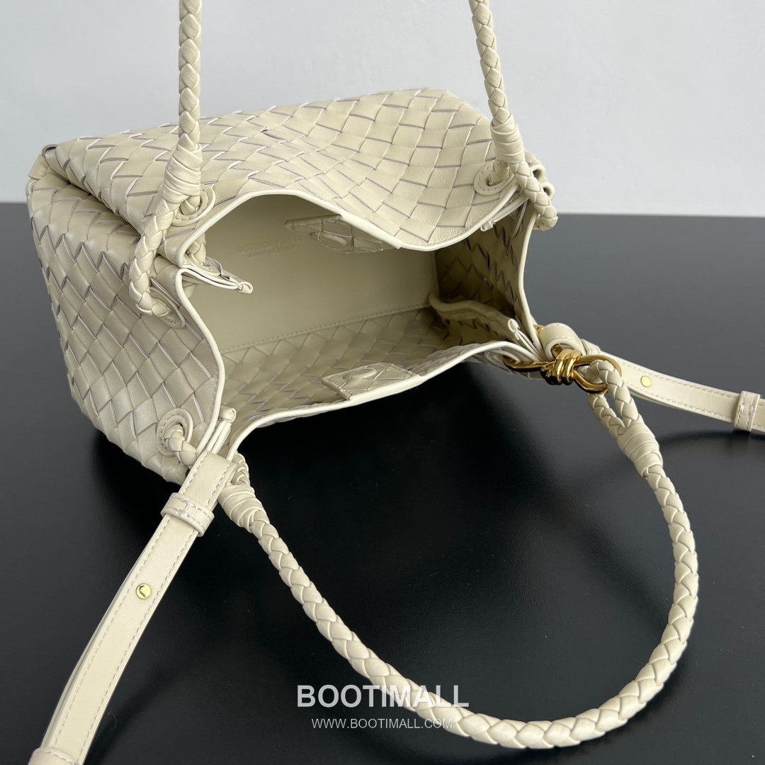 Bottega Veneta Andiamo Intrecciato Leather Parachute Shoulder Bag with Brass Knot Detail 보테가베네타 안디아모 인트레치아토 가죽 파라슈트 숄더백 황동 매듭 29.5cm 7