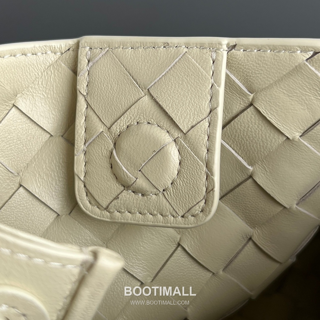 Bottega Veneta Andiamo Intrecciato Leather Parachute Shoulder Bag with Brass Knot Detail 보테가베네타 안디아모 인트레치아토 가죽 파라슈트 숄더백 황동 매듭 29.5cm 8