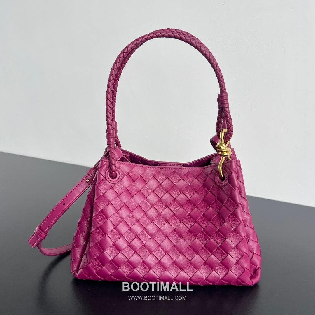 Bottega Veneta Andiamo Intrecciato Leather Parachute Shoulder Bag with Brass Knot Detail 보테가베네타 안디아모 인트레치아토 가죽 파라슈트 숄더백 황동 매듭 29.5cm 1