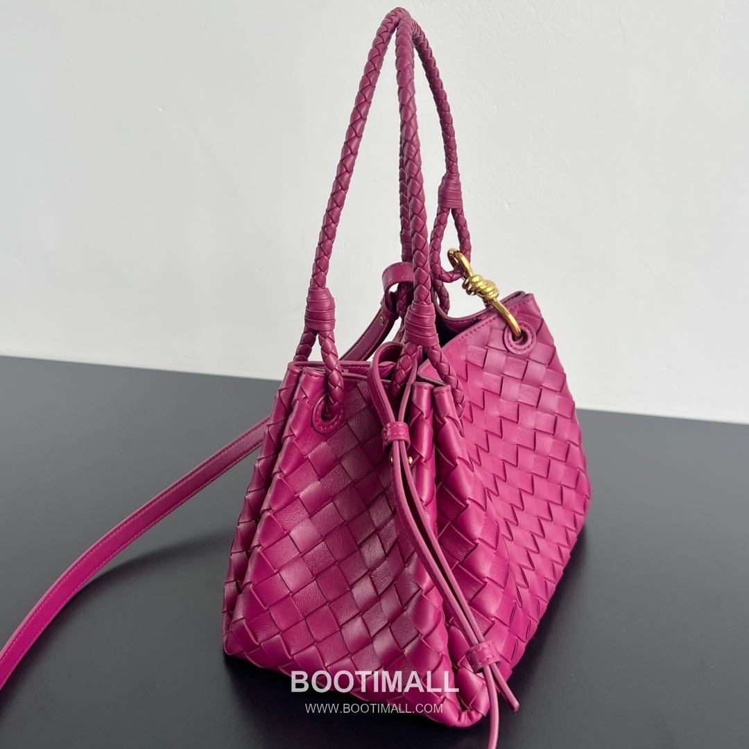 Bottega Veneta Andiamo Intrecciato Leather Parachute Shoulder Bag with Brass Knot Detail 보테가베네타 안디아모 인트레치아토 가죽 파라슈트 숄더백 황동 매듭 29.5cm 2