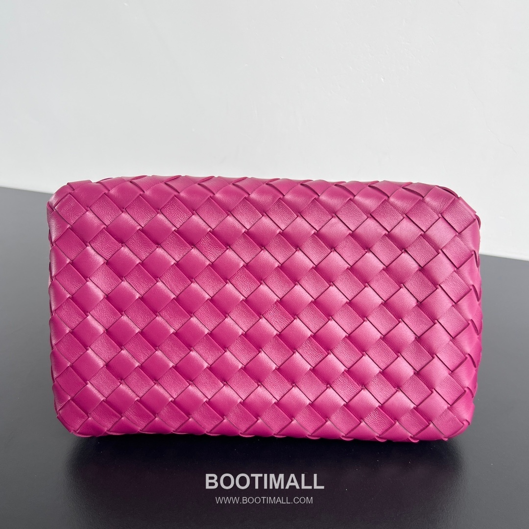 Bottega Veneta Andiamo Intrecciato Leather Parachute Shoulder Bag with Brass Knot Detail 보테가베네타 안디아모 인트레치아토 가죽 파라슈트 숄더백 황동 매듭 29.5cm 3